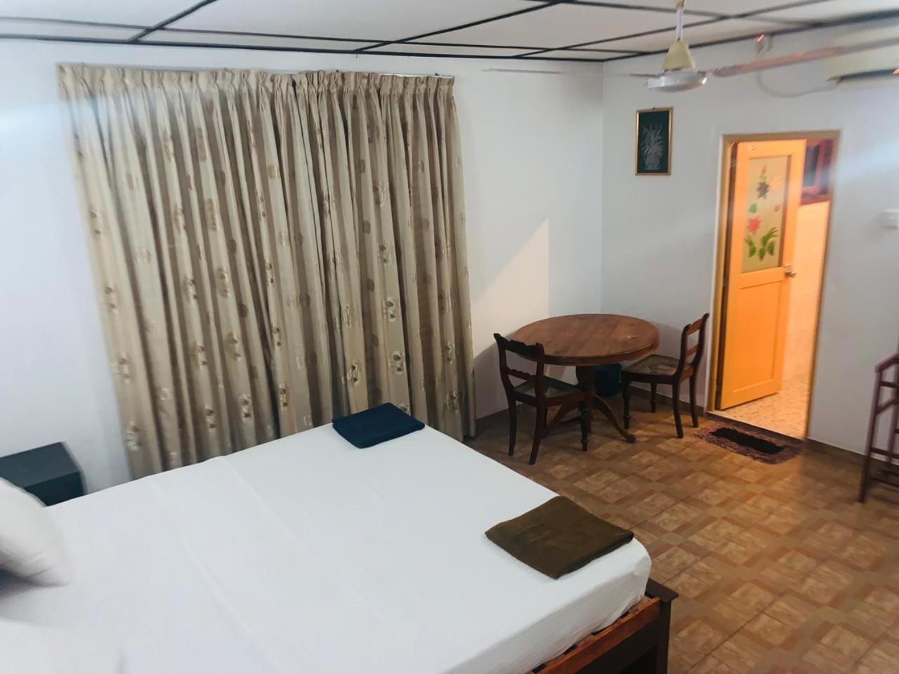 Tamaro Beach Resort Hikkaduwa Room photo